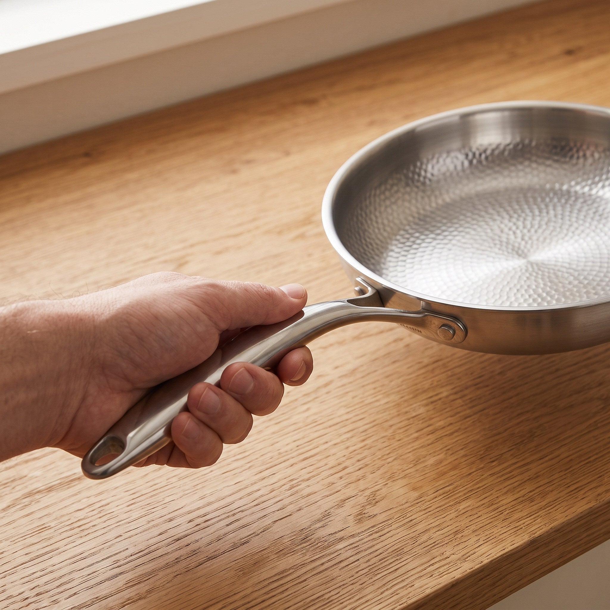 Close handling of the riveted pan handle